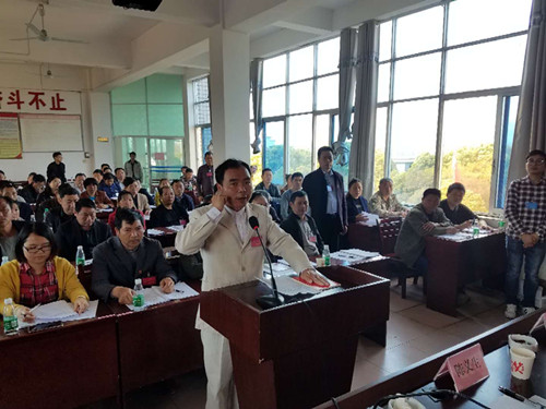 C:UsersAdministratorDesktop会议照片6新当选的副镇长叶茂在宪法面前宣誓.jpg